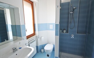 Habitación triple Confort, baño privado | Baño | Ducha, secador de pelo, bidé y toallas