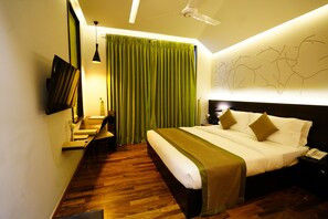 Kahden hengen deluxe-huone | Tallelokero huoneessa, pimennysverhot, silitysrauta/-lauta, lisävuoteet