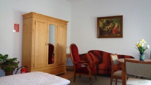 Decoración personalizada, muebles diferentes, escritorio y wifi gratis