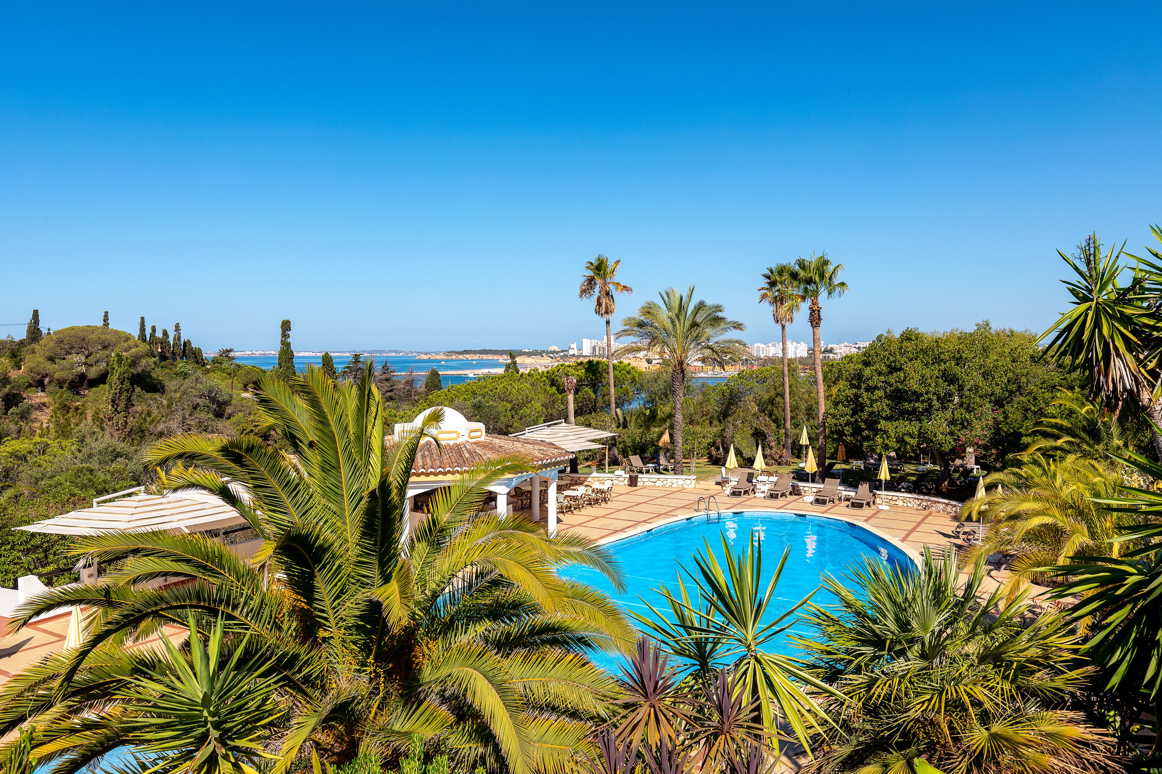 Kolam renang terbuka, dibuka dari pukul 8:00 hingga 20:00, payung kolam 