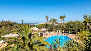 Kolam renang terbuka, dibuka dari pukul 8:00 hingga 20:00, payung kolam