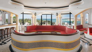 A circular seating area with a view of the sea. - Hotel Casabela (Lagoa)