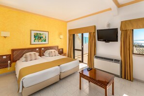 Junior Suite | Minibar, desk, blackout drapes, iron/ironing board - Hotel Casabela (Lagoa)
