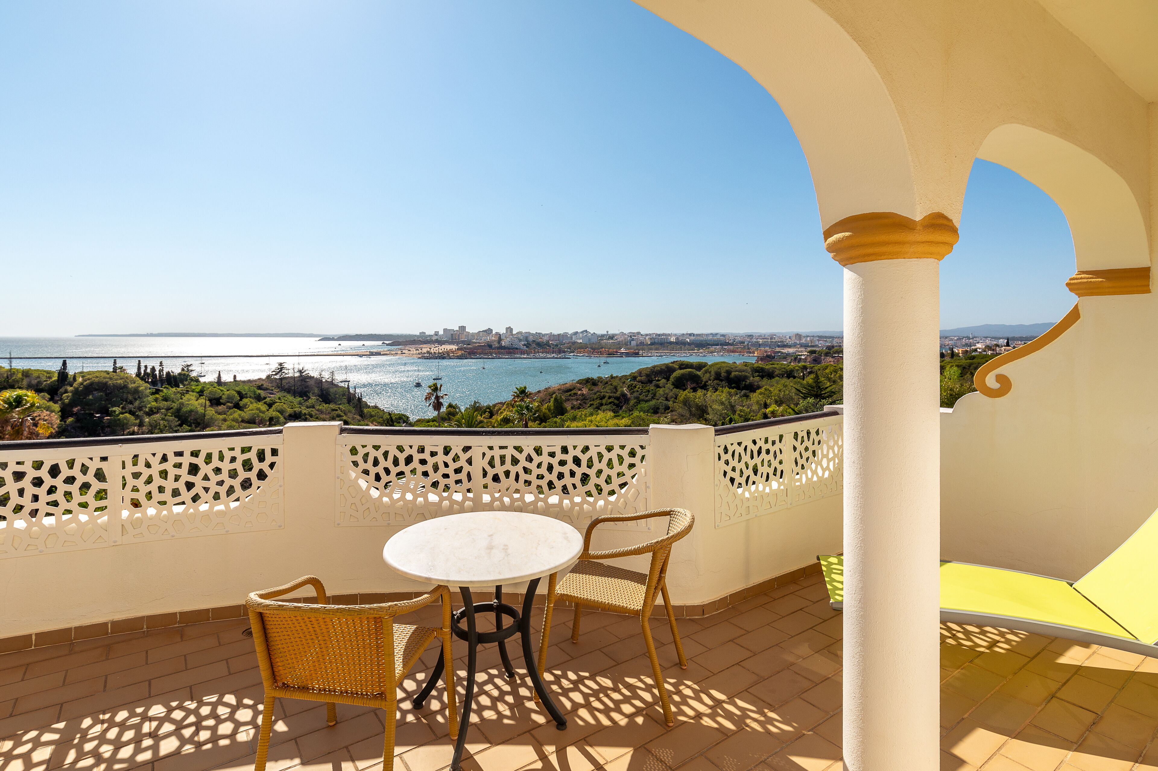 Junior Suite | Bar mini, peti besi dalam bilik, meja, langsir/tirai gelap terus 