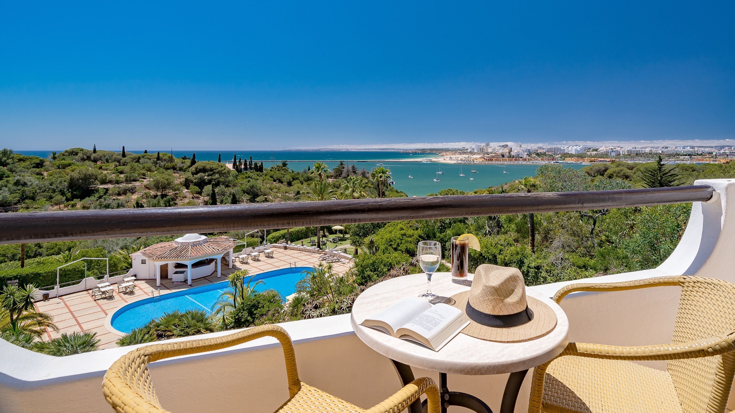 ميني بار وخزنة داخل الغرفة ومكتب وستائر تعتيم