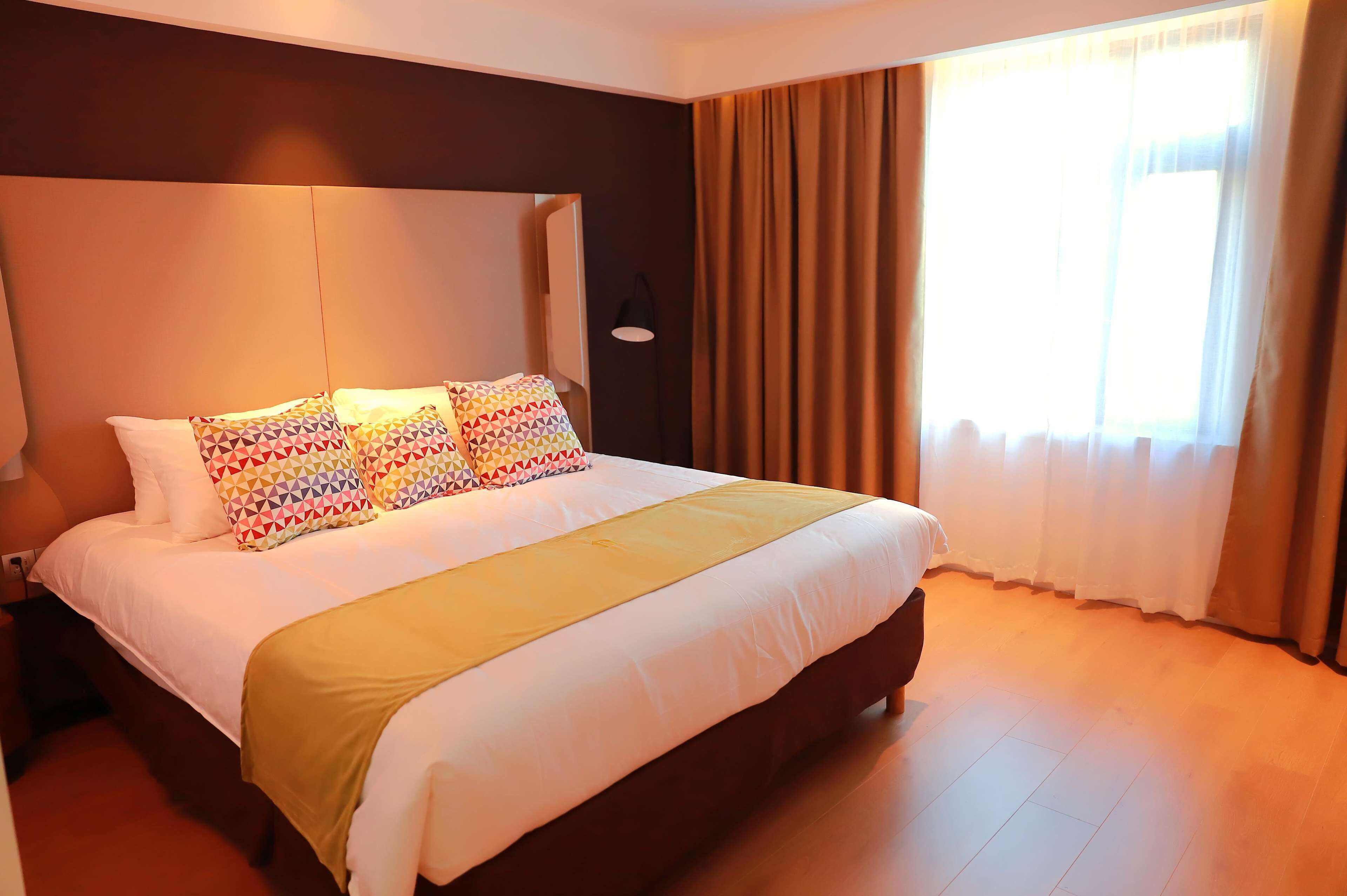 Escritorio, tabla de planchar con plancha y wifi gratis 