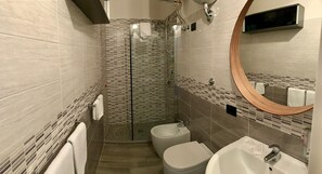 Quadruple Room | Bathroom | Shower, rainfall showerhead, free toiletries, hair dryer - Franz Guest House (Naples)