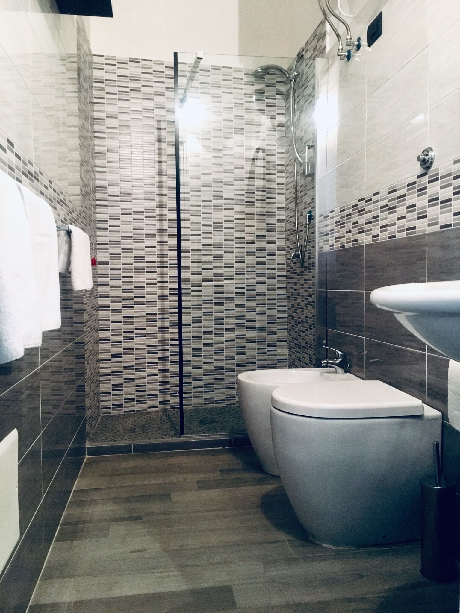 Quadruple Room | Bathroom | Shower, rainfall showerhead, free toiletries, hair dryer