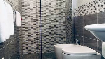 Quadruple Room | Bathroom | Shower, rainfall showerhead, free toiletries, hair dryer