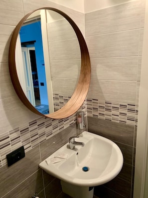 Vierbettzimmer | Badezimmer | Dusche, Regendusche, kostenlose Toilettenartikel, Haartrockner
