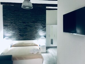 四人房 | 高档床上用品、迷你吧、特色家居、办公桌