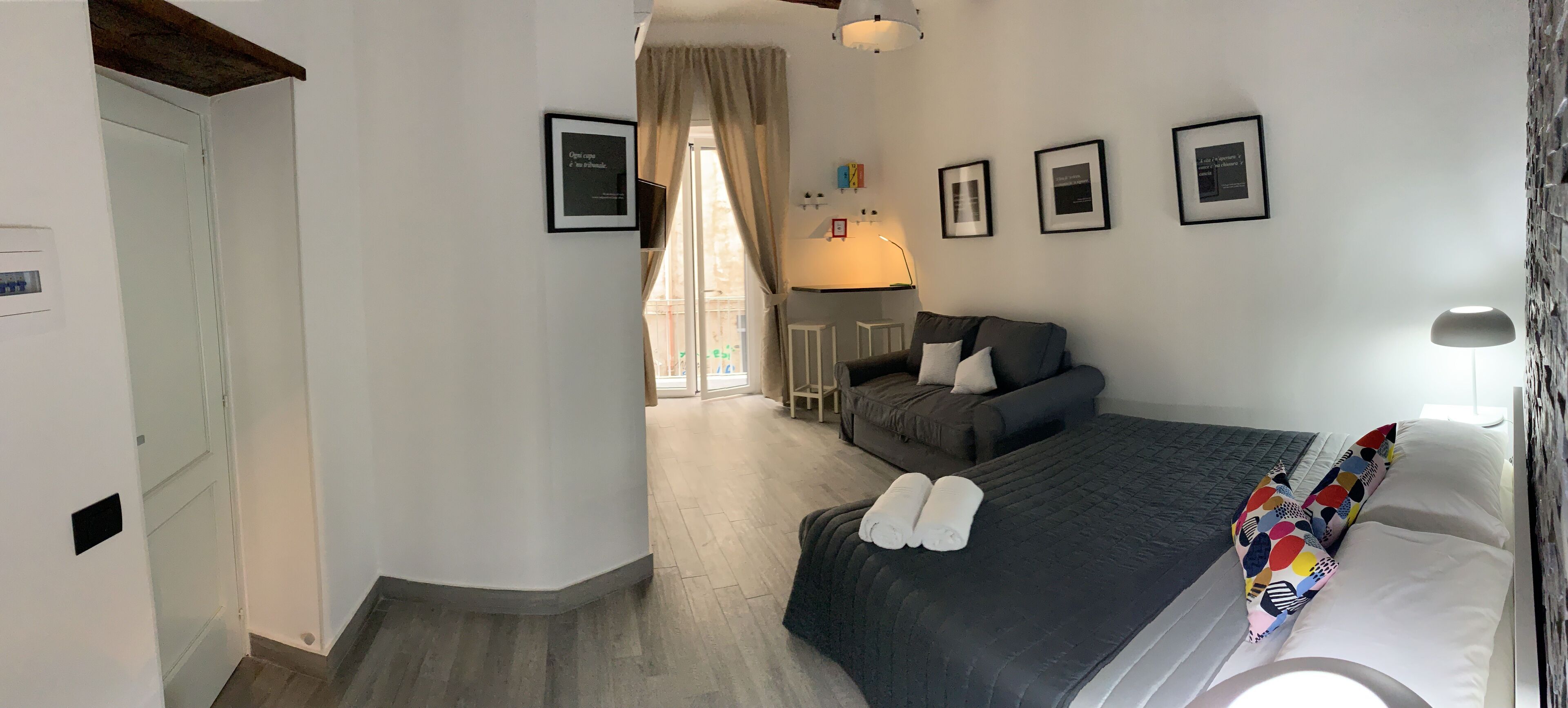 Ropa de cama de alta calidad, minibar, muebles diferentes y escritorio 