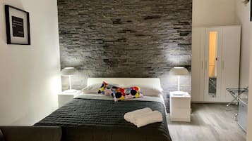 Habitación cuádruple | Ropa de cama de alta calidad, minibar, muebles diferentes y escritorio