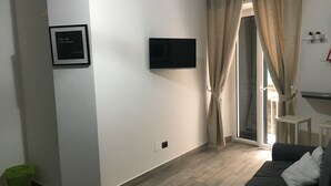 أغطية فراش متميزة وميني بار ومكتب وتجهيزات عازلة للصوت