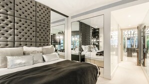 Luxury Apartment, Multiple Beds | Bathroom | Separate tub and shower, free toiletries, hair dryer, bathrobes - 1 Stanhope Place flat 2 (London)