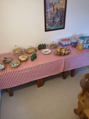 Free daily buffet breakfast