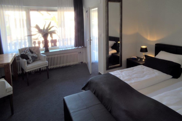 Comfort-Doppelzimmer, Balkon (Waterbed) | Schreibtisch, Babybetten, kostenloses WLAN, Bettwäsche