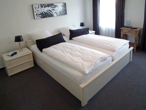 Kahden hengen standard-huone | Työpöytä, vauvansängyt, ilmainen Wi-Fi, vuodevaatteet