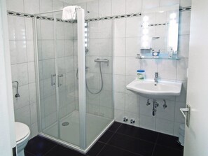 Ilmaiset hygieniatuotteet, hiustenkuivaaja, pyyhkeet, vessapaperi