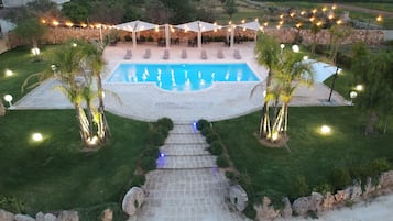 Piscine extérieure, chaises longues