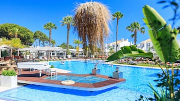 Piscina externa sazonal, funciona das 9h30 às 20h, barracas, guarda-sóis