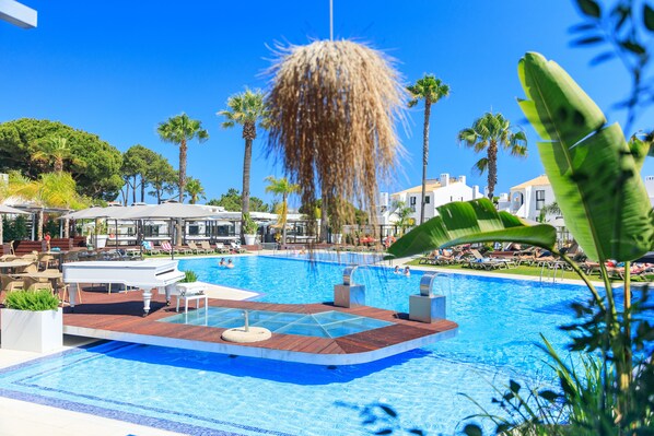 Seasonal outdoor pool, open 9:30 AM to 8:00 PM, cabanas (surcharge) - Apartamentos Honório (Loulé)