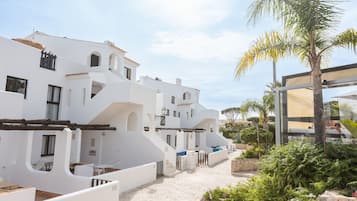 Sistema de insonorización y tabla de planchar con plancha