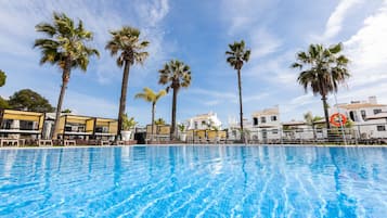 Una piscina al aire libre de temporada, camas de piscina con cargo
