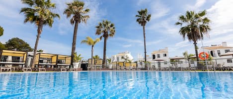 Sæsonbestemt udendørs pool, hytter (tillægsgebyr), parasoller