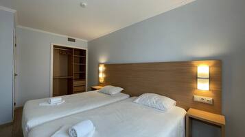 Sistema de insonorizaciĂłn y tabla de planchar con plancha