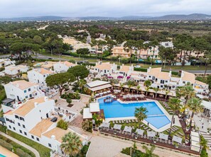 Seasonal outdoor pool, open 9:30 AM to 8:00 PM, pool cabanas (surcharge) - Apartamentos Honório (Loulé)