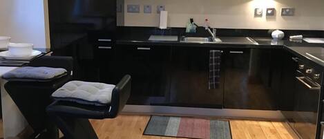 Apartment, 2 Bedrooms, Non Smoking | Private kitchen | Fridge, microwave, oven, stovetop