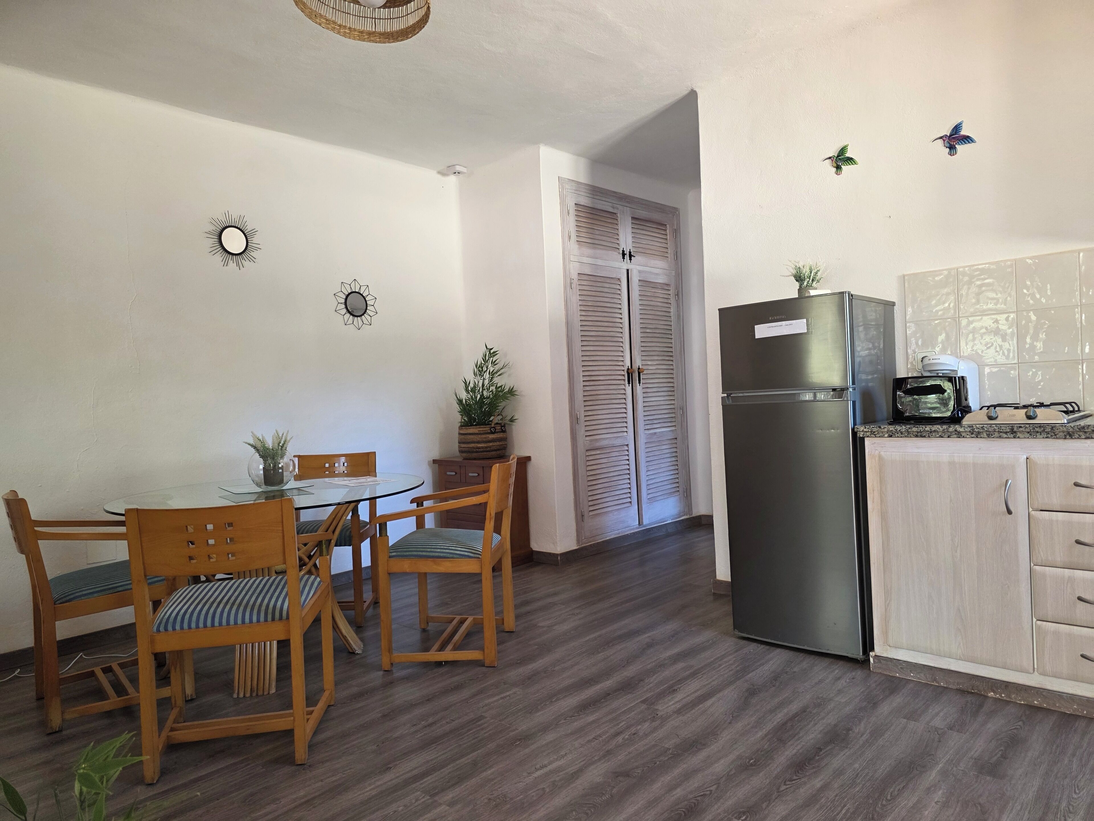 Apartamento, 1 habitación | Zona de estar | Televisión de pantalla plana de 20 pulgadas con canales por cable