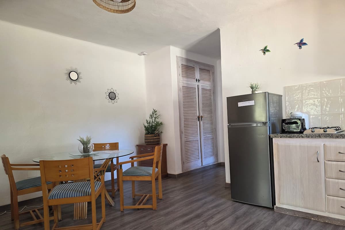 Apartamento, 1 habitación | Zona de estar | Televisión de pantalla plana de 20 pulgadas con canales por cable