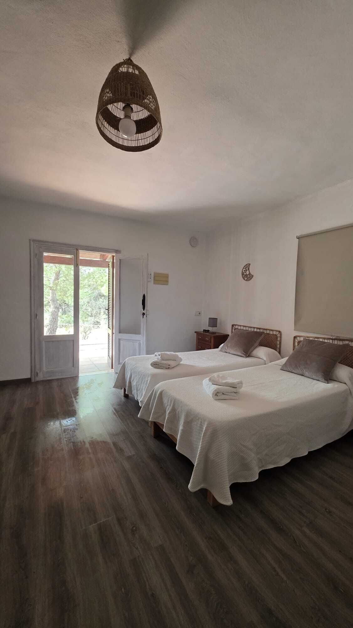 Studio, 2 Single Beds | In-room safe, individually decorated, individually furnished, bed sheets