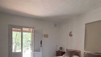 Studio, 2 Single Beds | In-room safe, individually decorated, individually furnished, bed sheets