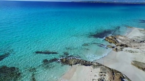 Ubicación cercana a la playa y arena blanca