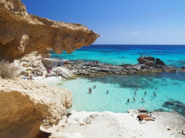 Ubicación cercana a la playa y arena blanca