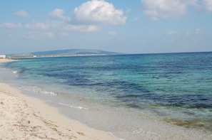 Ubicación cercana a la playa y arena blanca