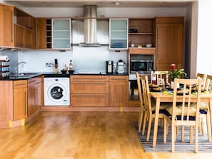 Apartment, 2 Bedrooms, Non Smoking | Private kitchen