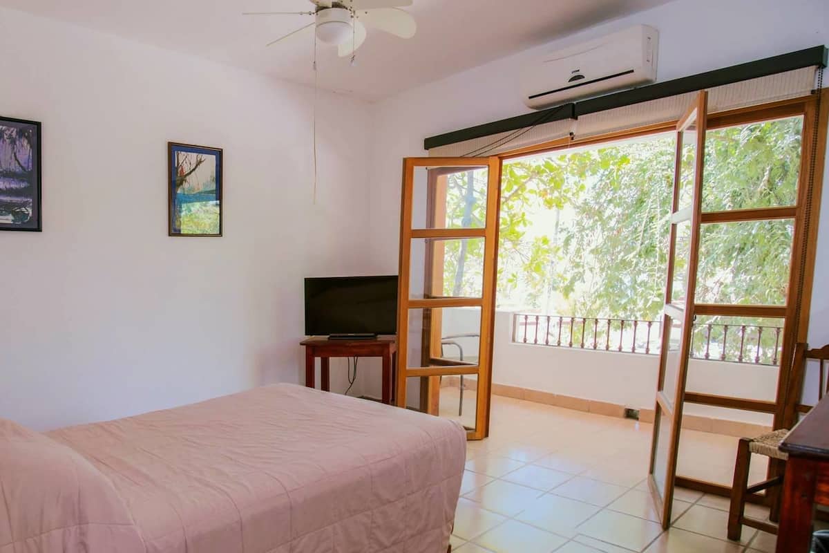 Habitación doble económica | Tabla de planchar con plancha, wifi gratis y ropa de cama