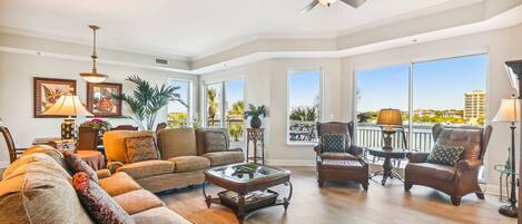 Apartment, 3 Schlafzimmer | Wohnbereich | 30-Zoll-Fernseher mit Kabelempfang