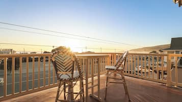 Deluxe Suite, 1 King Bed, Jetted Tub, Ocean View | Balcony