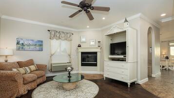 Honeymoon Suite, 1 King Bed, Non Smoking, Ocean View | Living area | 32-inch Smart TV with cable channels, TV, fireplace