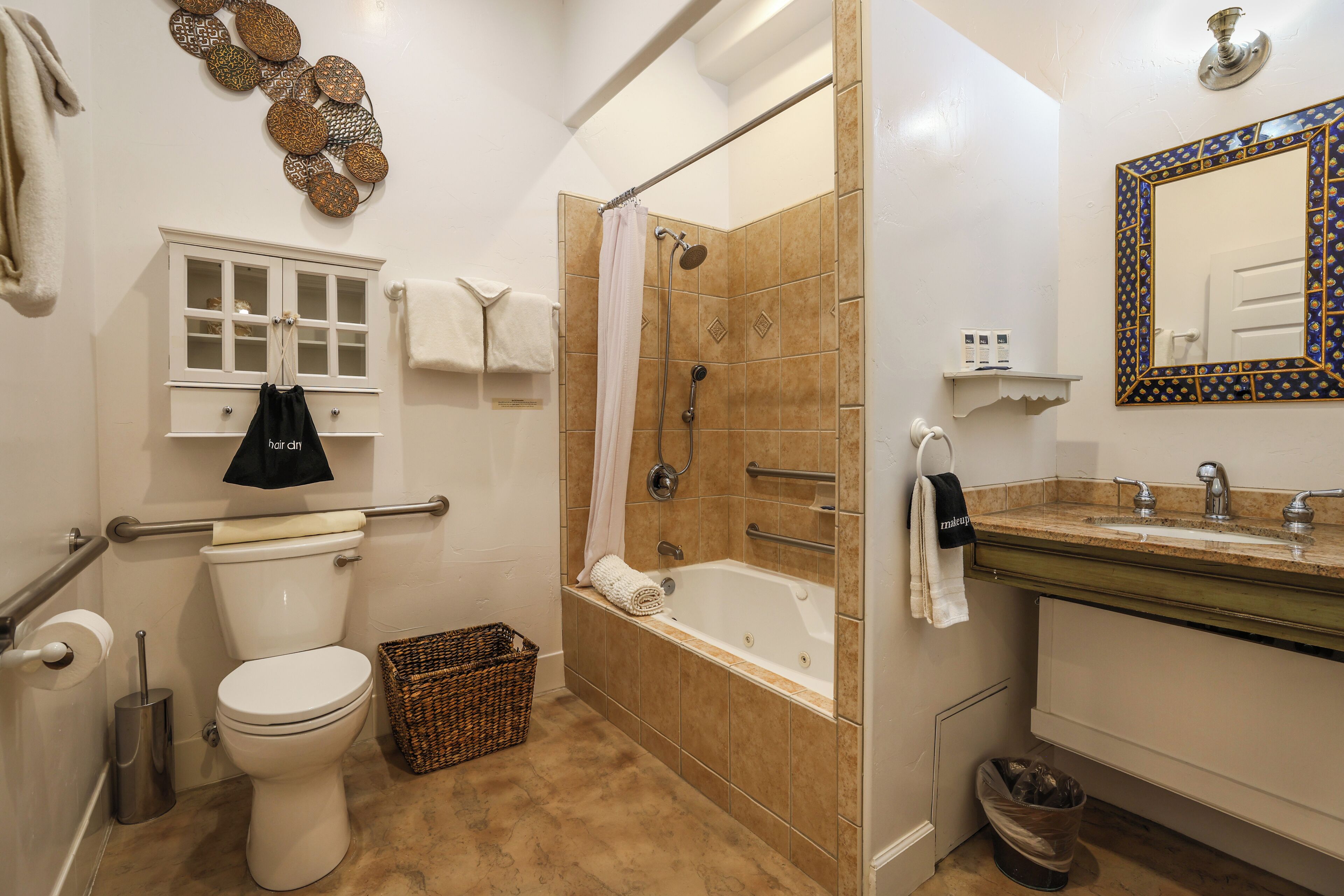 Un baño con inodoro, ducha y lavabo.
