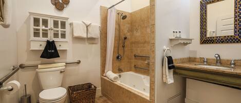 Un baño con inodoro, ducha y lavabo.