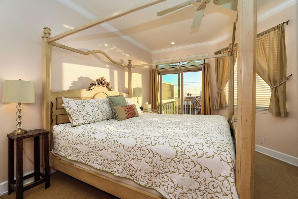 Deluxe Suite, 1 King Bed, Jetted Tub, Ocean View | 1 bedroom, Egyptian cotton sheets, premium bedding, down comforters