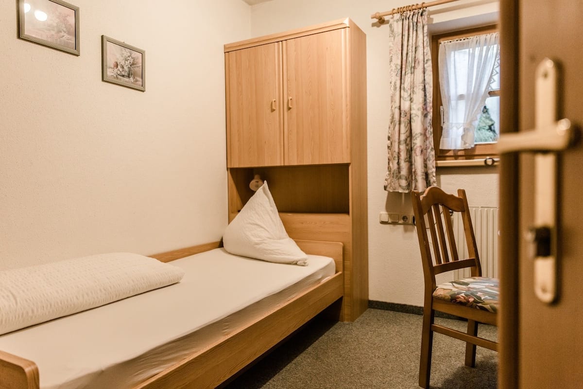 Twin Room | Peti besi dalam bilik, Wi-fi percuma, cadar katil