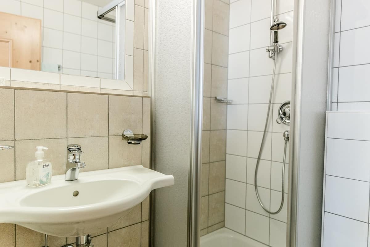 Tab mandi dan pancuran berasingan, tab mandi mata air