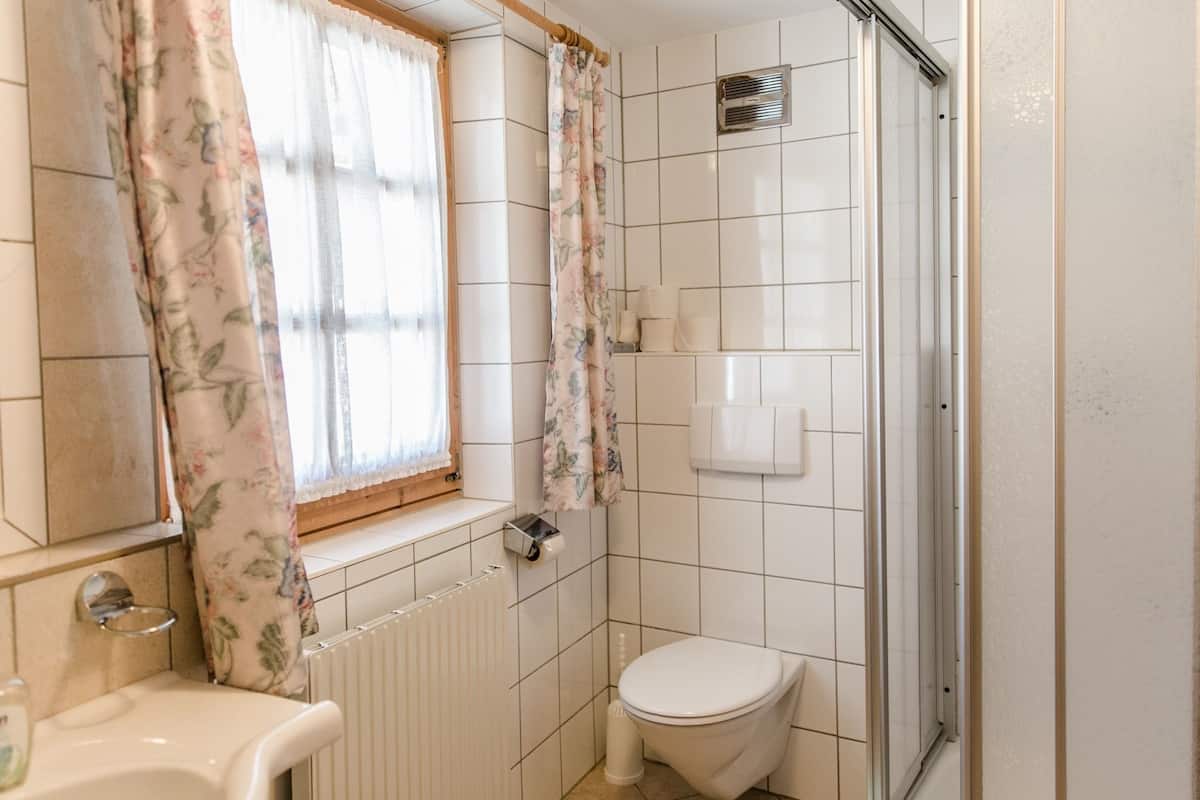 Apartment (4-6 Pax) | Bilik Mandi | Tab mandi dan pancuran berasingan, tab mandi mata air